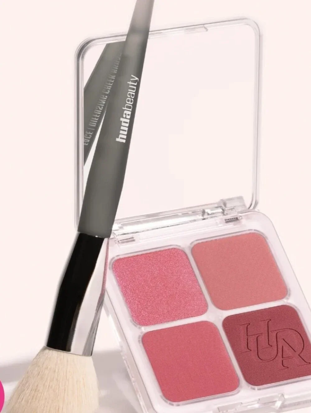 Huda Beauty Diffusing Cheek Brush